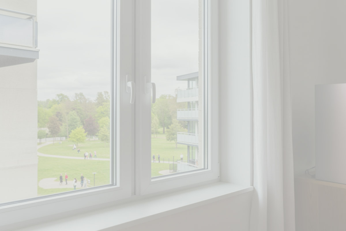 Ventana y patio de condominio